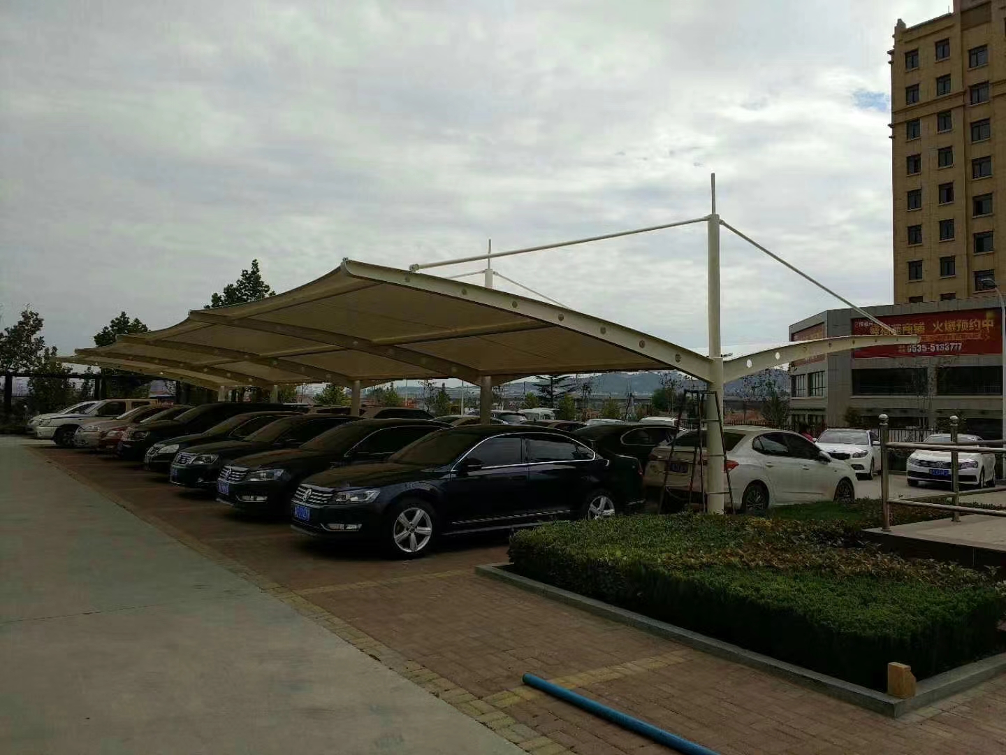 煙臺(tái)市政府雙挑膜結(jié)構(gòu)車棚